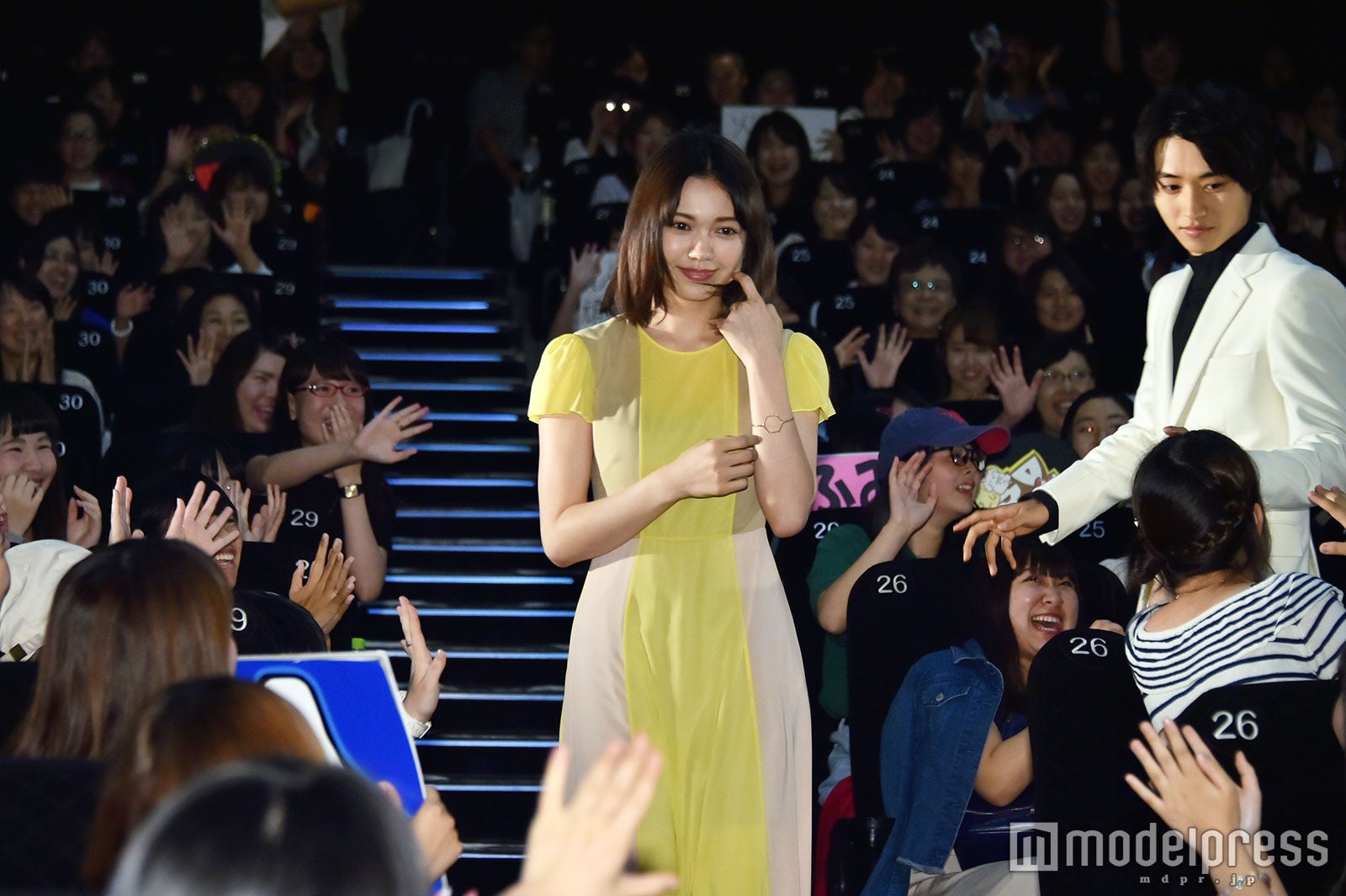 客席通路から登場（C）モデルプレス