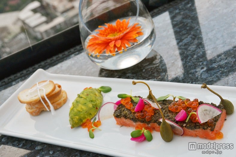 「アラスカンサーモン オリーブのタルタル添え」700バーツ