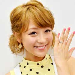婚約指輪を披露する鈴木奈々