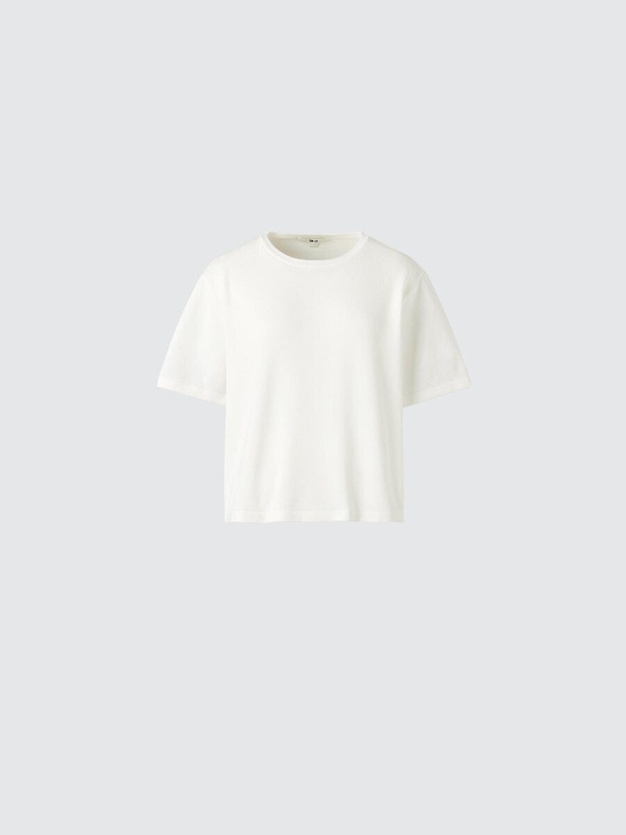 白いシンプルな半袖ボクシーニットTシャツが平置きされている 白いシンプルな半袖ボクシーニットTシャツが平置きされている