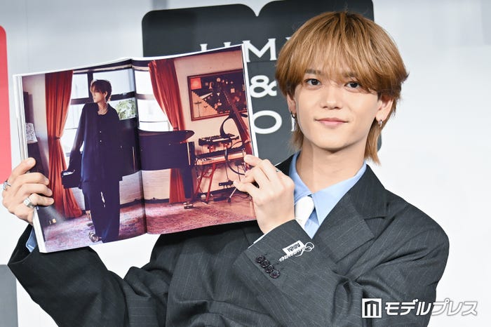 お気に入りカットを見せる中島颯太(C)モデルプレス
