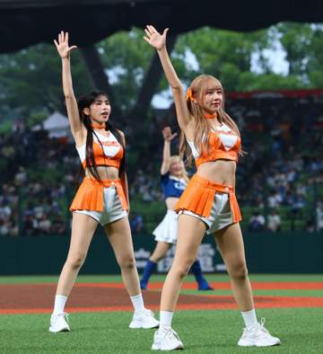 「チアのガタイいいっすねぇ」「来てるやん！」台湾チアがオレンジ＆白ユニのユニホームでキュートなダンス披露 西武が統一とコラボイベント