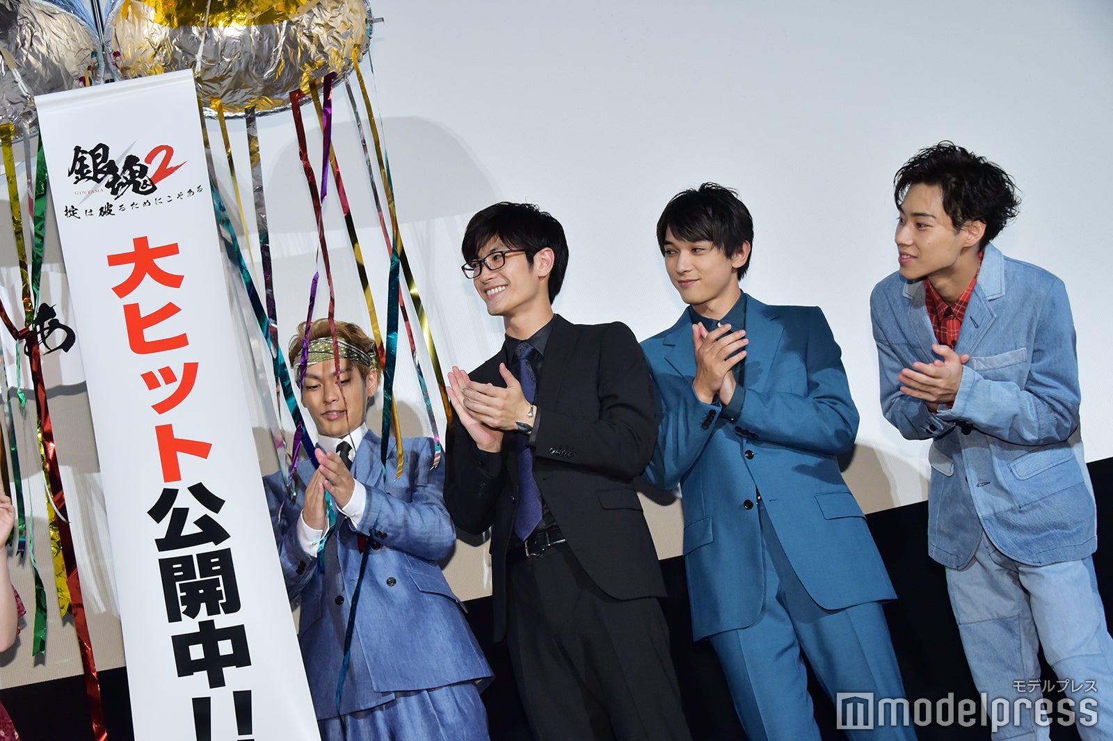 公開記念のくす玉を割る （C）モデルプレス