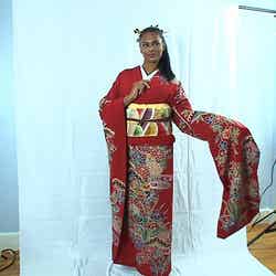 ボストンの日本人妻・セイコさんが着物の着付けを指導／画像提供：毎日放送