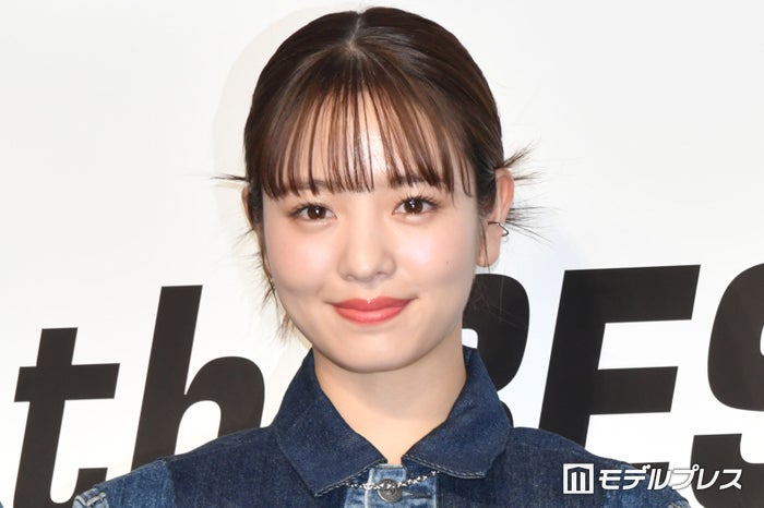 横田真悠、膝丈透けスカートから美脚スラリ「完璧な頭身バランス」「どんなテイストの衣装も着こなしててさすが」と反響
