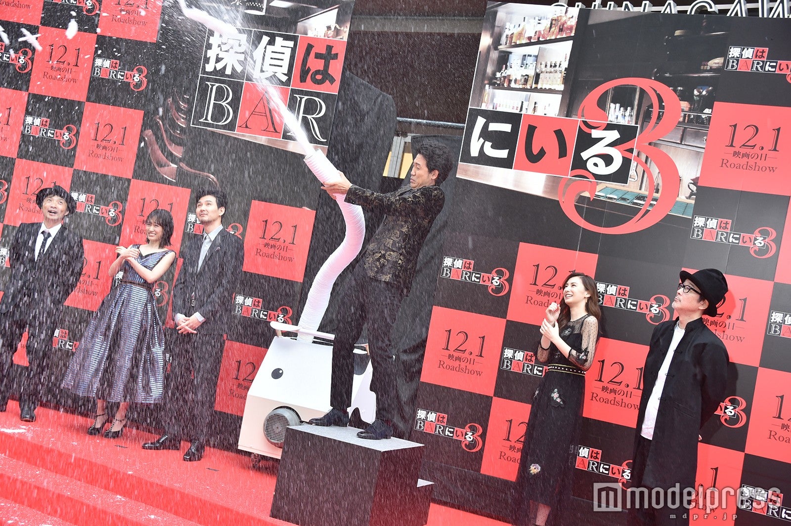 大泉洋（右）から雪の攻撃 （C）モデルプレス