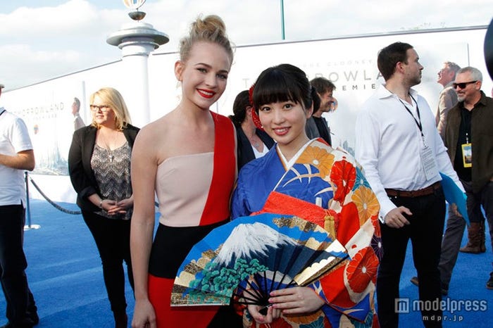 映画「トゥモローランド」のワールド・プレミアより/ブリット・ロバートソン(左)、志田未来(右)/(C)2015 Disney Enterprise,inc.All Rights Reserved.