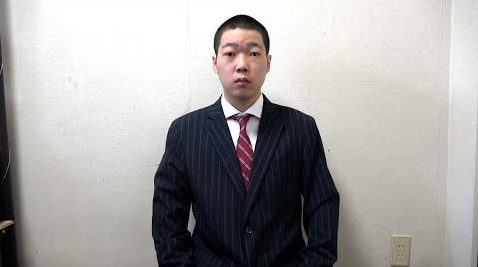 わいせつ行為で炎上したyoutuber 坊主頭で謝罪 事務所の指示で 何もできませんでした モデルプレス