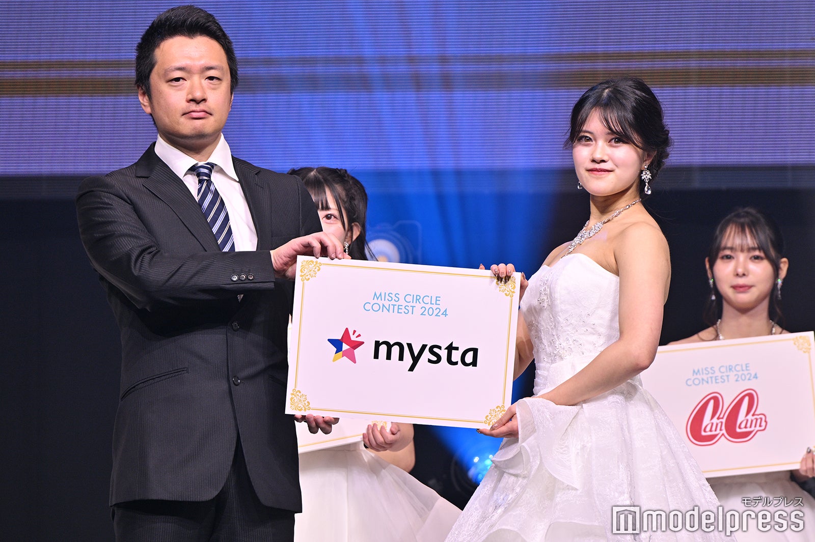 （右）山本瑛美さん（C）モデルプレス