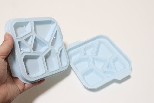 ダイソーの水色のアイストレー（かち割り）