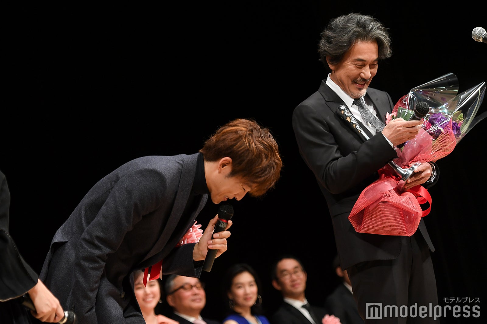 恐縮しきりの松坂桃李 （C）モデルプレス