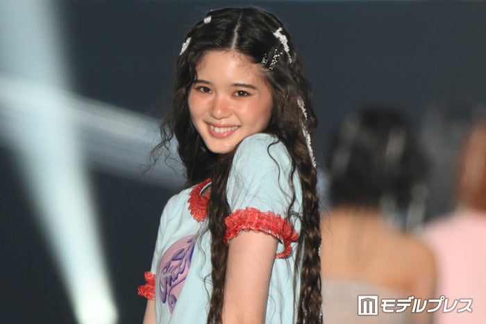 Girls2原田都愛、ミニ丈トップスで美ウエストチラ見せ【TGC熊本2024】