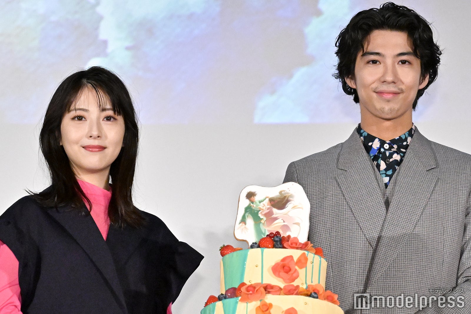 浜辺美波、賀来賢人（C）モデルプレス