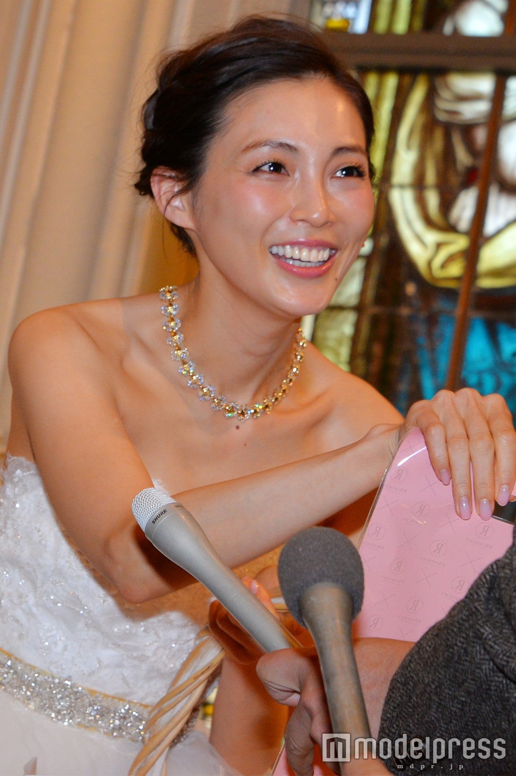 押切もえ、報道陣にバレンタイン振る舞う “新婚”涌井秀章投手へは？