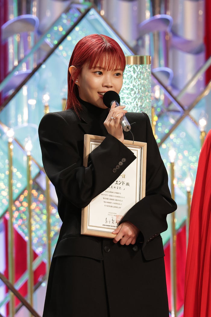 アイナ・ジ・エンド、SixTONES松村北斗＆広瀬すずは「私のお芝居の教科書」映画初出演＆初主演で新人俳優賞受賞＜第47回日本アカデミー賞＞