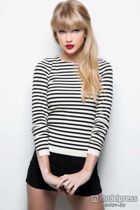 「ノミネーションコンサート」の司会を務めるテイラー・スウィフト