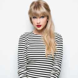 「ノミネーションコンサート」の司会を務めるテイラー・スウィフト