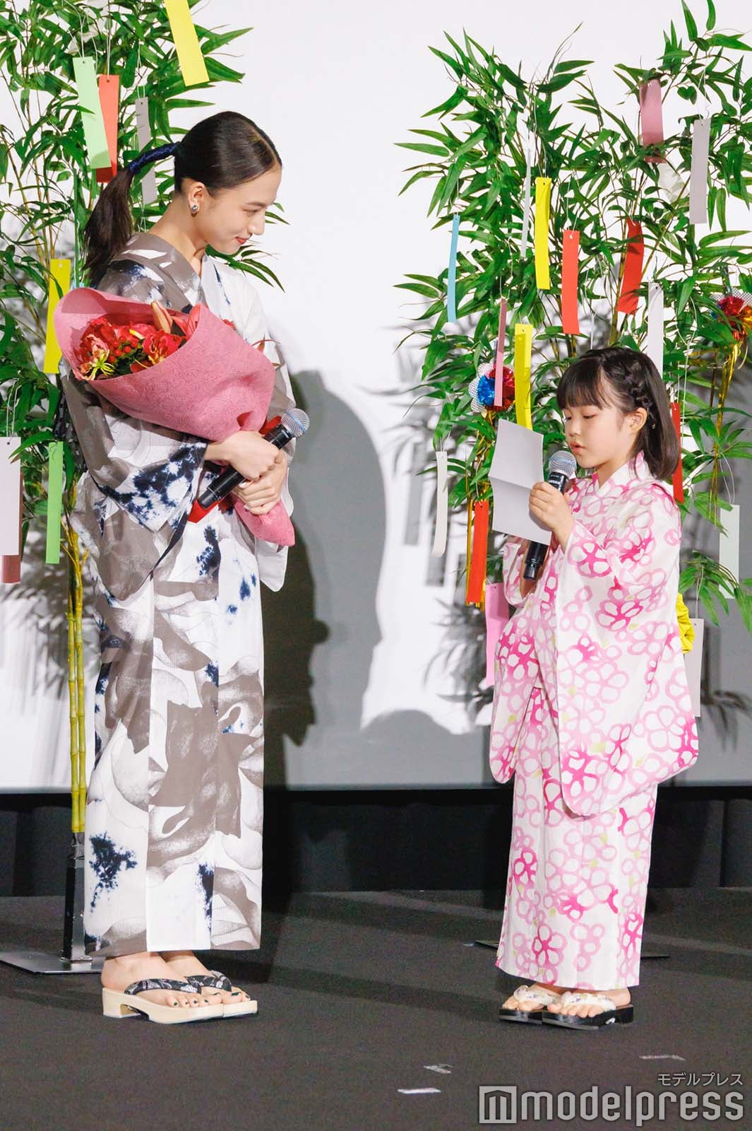 清原果耶への手紙を読む加藤柚凪（C）モデルプレス