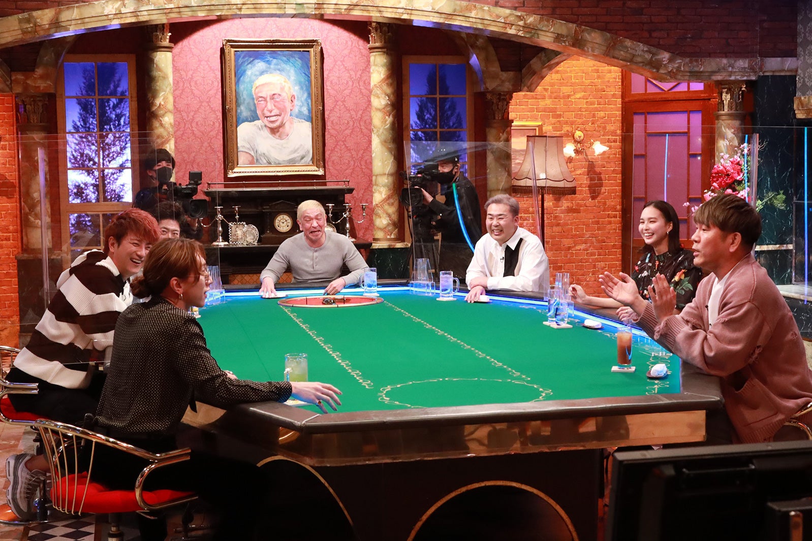 （左手前から時計回りに）渋谷龍太、上地雄輔、後藤輝基、松本人志、岩尾望、白河れい、藤本敏史（C）フジテレビ