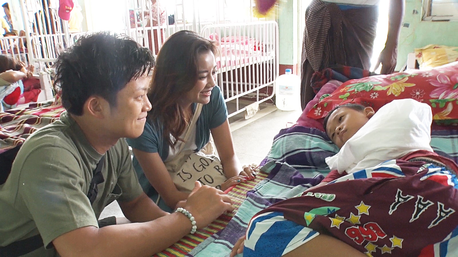 手術後の子どもの元をたずねるメンバー／「あいのり：Asian Journey」第8話より（C）フジテレビ