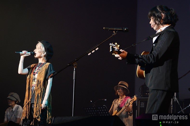 加藤ミリヤ（左）、峯田和伸