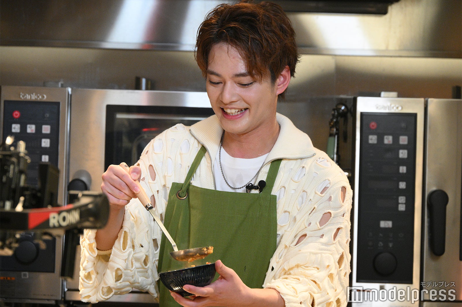 笑顔で炒飯を盛り付ける中山優馬（C）モデルプレス