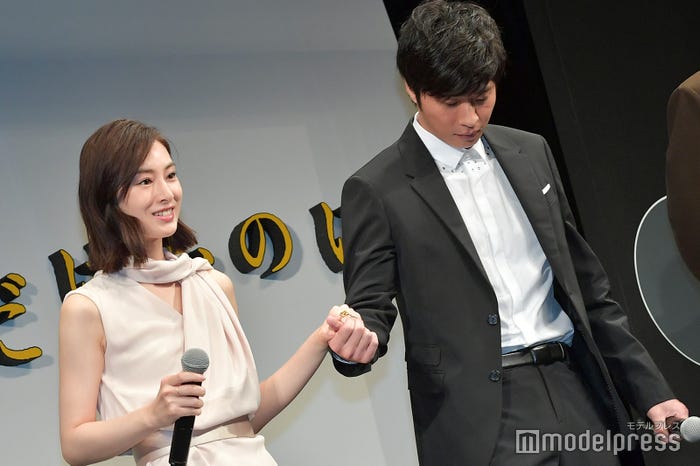 登壇時に、北川景子をエスコートする田中圭(C)モデルプレス