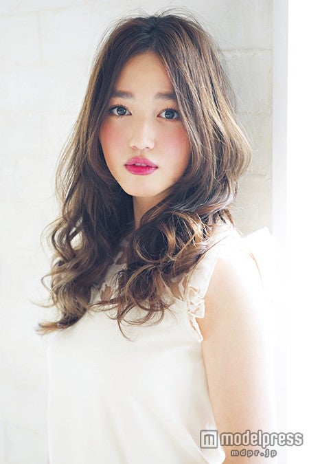 王道のセンターパートで視線を独り占め／モデル阿島由芽（画像提供：「Ray」5月号、主婦の友社）