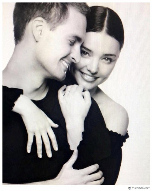 ミランダ・カー、夫誕生日にラブラブ“バックハグ”ショット公開