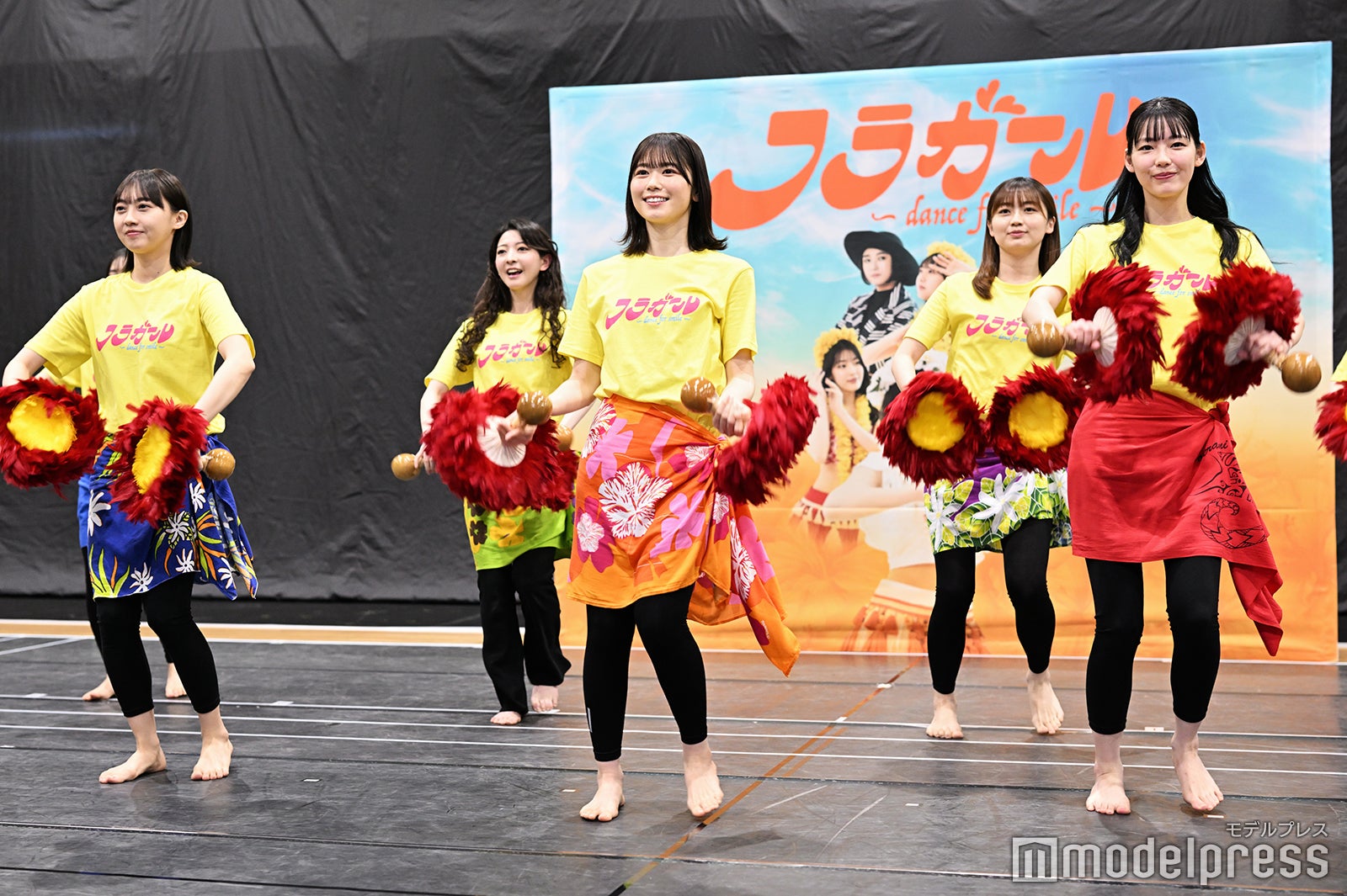 フランダンスを披露する丹生明里ら（C）モデルプレス