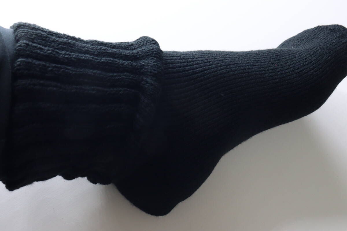 黒いゆったりソックスを履いた足の側面。足首に締め付けがない様子。