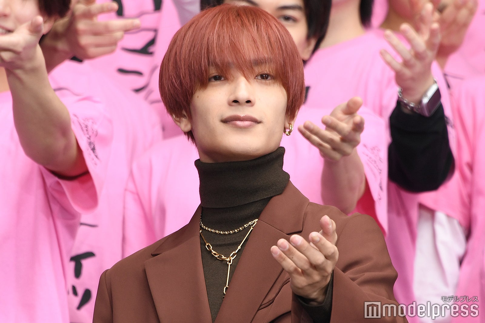 スクランブル交差点をロマンティック交差点にしようとする高橋恭平（C）モデルプレス