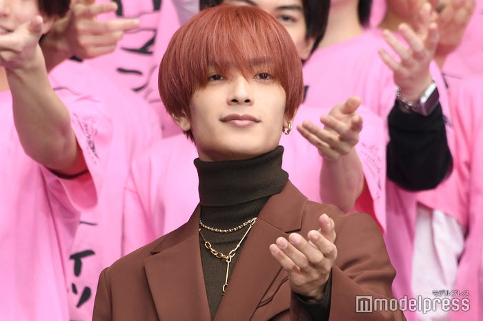 スクランブル交差点をロマンティック交差点にしようとする高橋恭平(C)モデルプレス