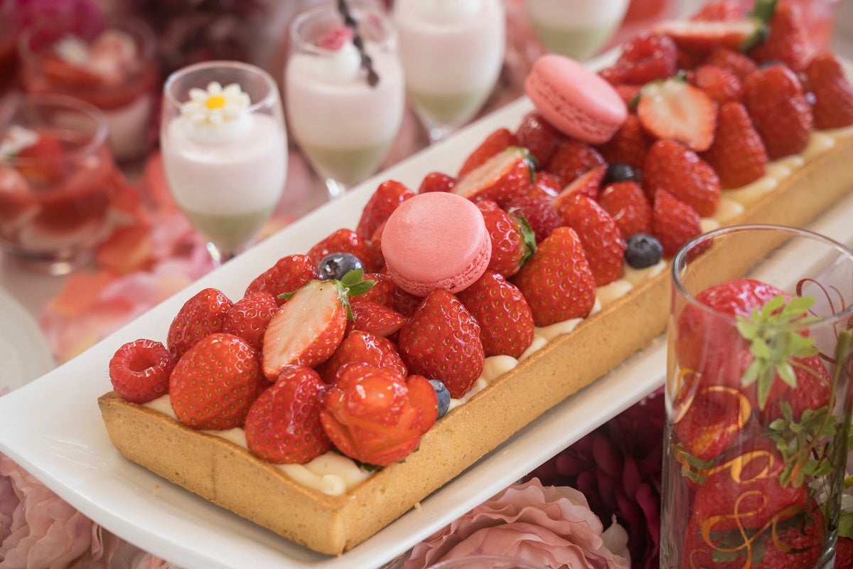 ストロベリー・シークレットガーデン スイーツビュッフェ／画像提供：ヒルトン福岡シーホーク