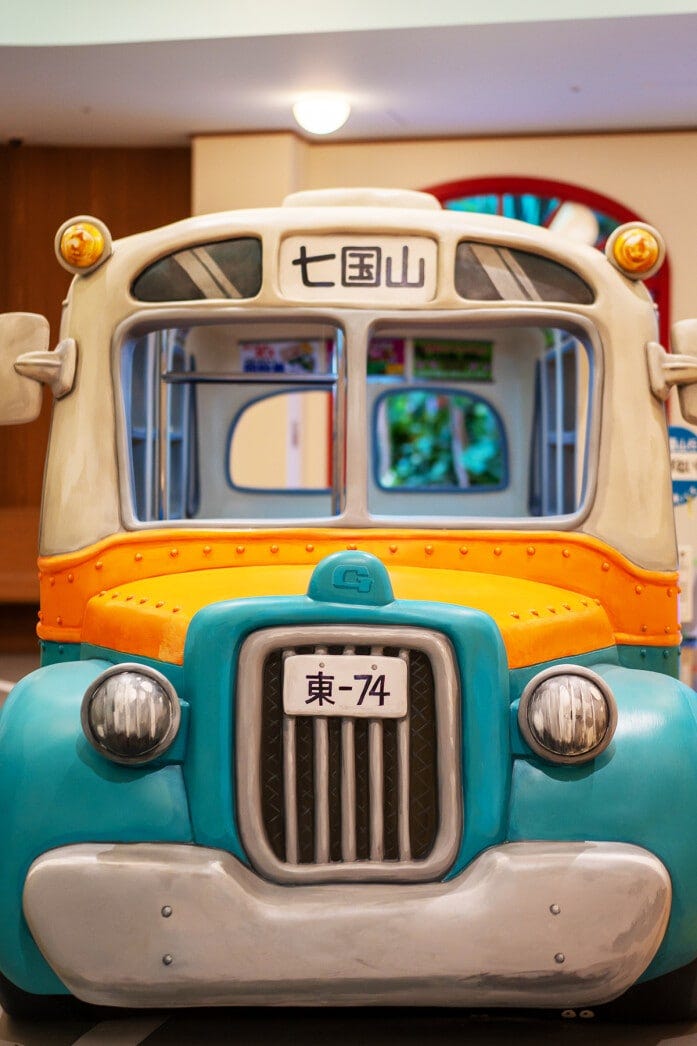 『となりのトトロ』に出てくる七国山行きのバス。この左に「子どもの街」、右に「ネコバスルーム」があります