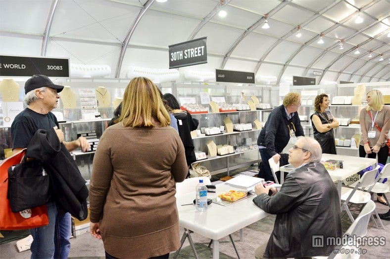 「DOGEARED」ブースの様子（「MAGIC」2013S／Sにて）