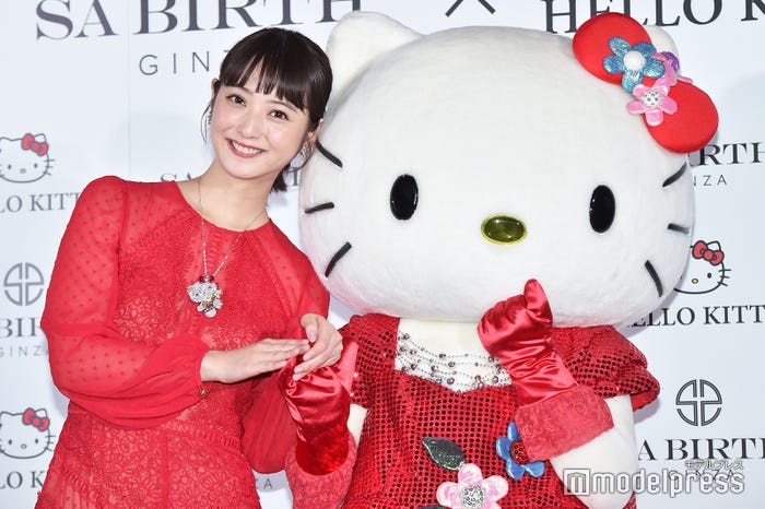 佐々木希、ハローキティ(C)モデルプレス