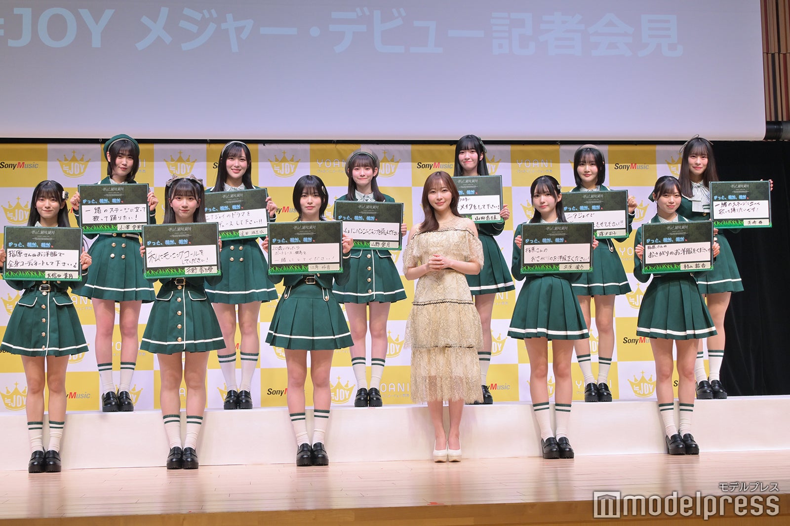 ≒JOY（後列左から）小澤愛実、逢田珠里依、山野愛月、山田杏佳、藤沢莉子、高橋舞（前列左から）大信田美月、天野香乃愛、江角怜音、指原莉乃、市原愛弓、村山結香（C）モデルプレス