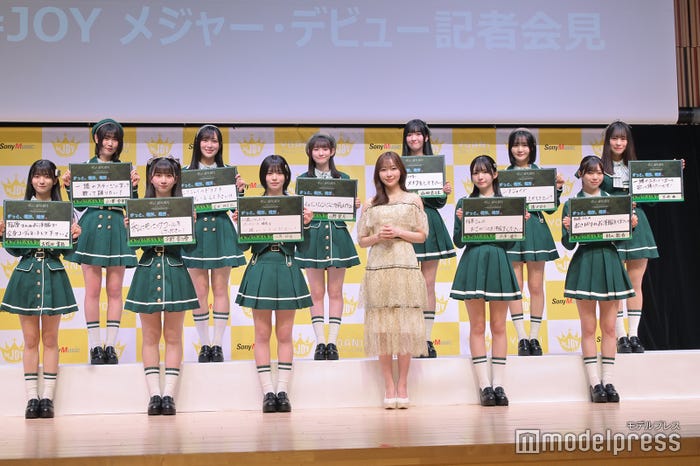 ≒JOY(後列左から)小澤愛実、逢田珠里依、山野愛月、山田杏佳、藤沢莉子、高橋舞(前列左から)大信田美月、天野香乃愛、江角怜音、指原莉乃、市原愛弓、村山結香(C)モデルプレス