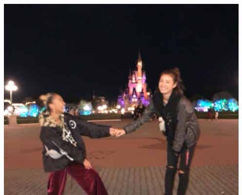 木下優樹菜、親友・青山テルマと家族ディズニー 夫フジモンの“センス”につっこみも