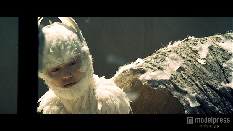 AKB48『僕たちは戦わない』MV場面写真（C）AKS