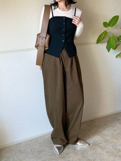 Style①定番ロンTをビスチェで格上げ