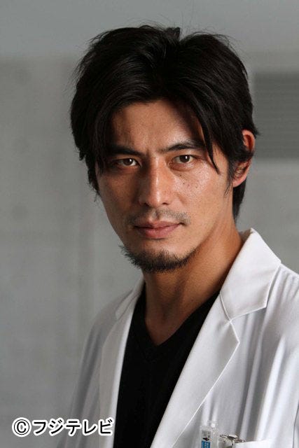 主人公である天才心臓外科医・朝田龍太郎役を演じる坂口憲二
