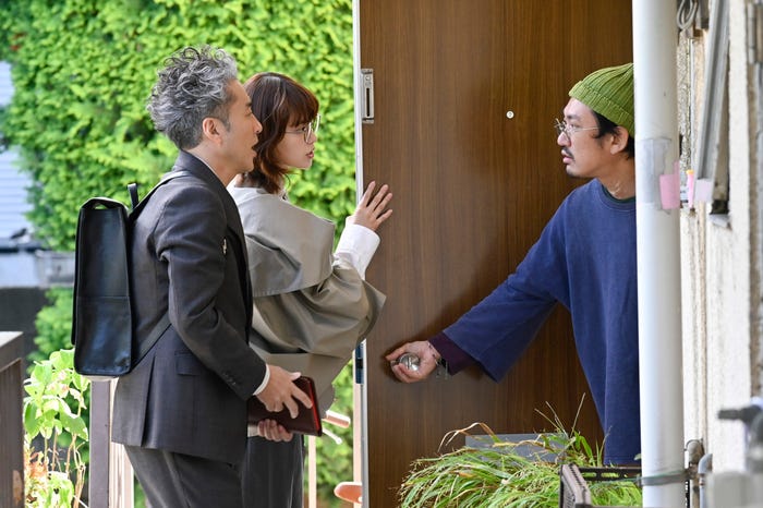 (左から)ムロツヨシ、平手友梨奈「うちの弁護士は手がかかる」第4話より(C)フジテレビ