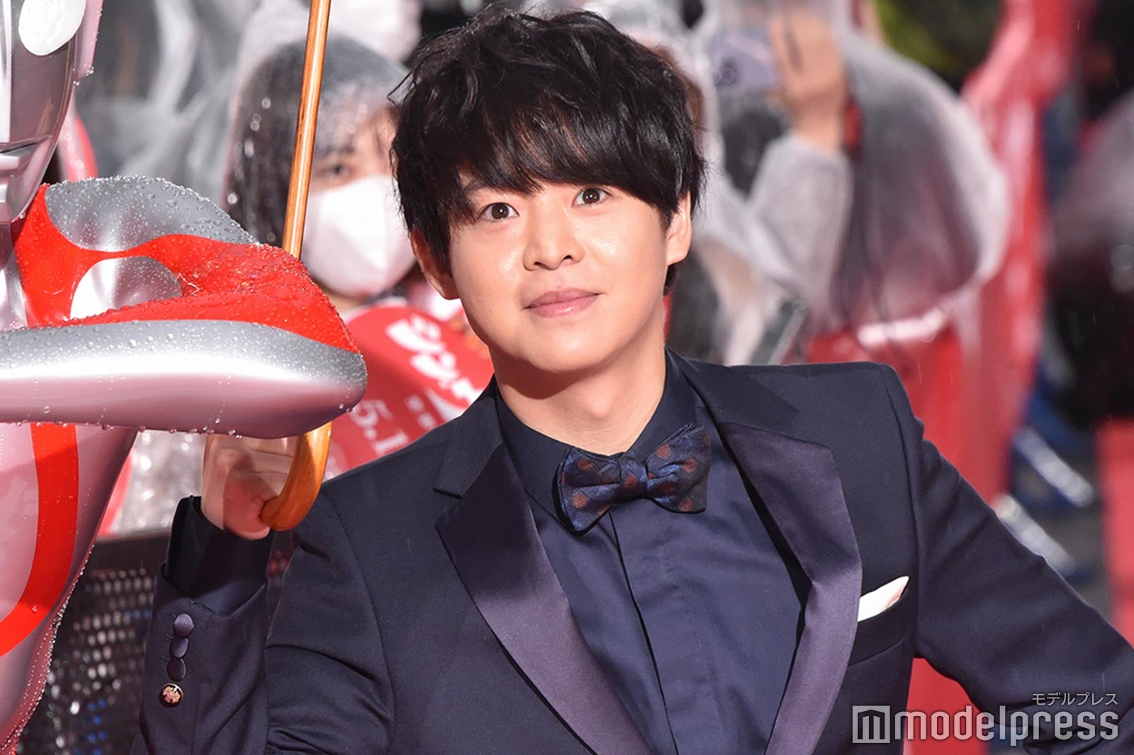 Hey! Say! JUMP有岡大貴、初レッドカーペットでウルトラマンと“相合い傘”＜シン・ウルトラマン＞