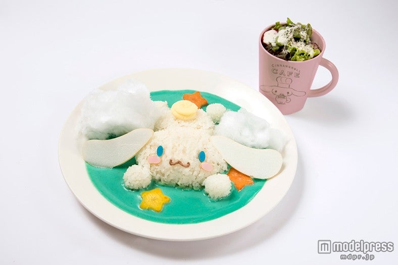 「シナモロールカフェ」限定オリジナルメニュー「空飛ぶシナモンカレー」（マグカップ付き1480円、マグカップなし1180円）