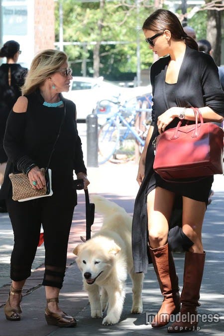 シロクマのようなキュートな犬を連れたブラッドリーの母グロリアさんとイリーナ・シェイク。FameFlynet Pictures／Zeta Image【モデルプレス】