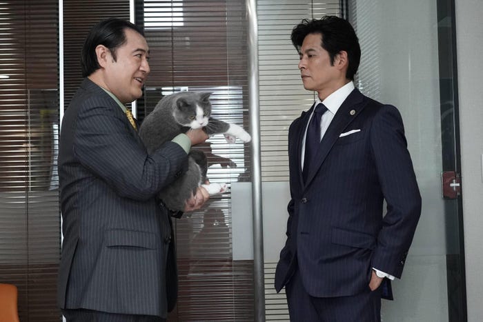 小手伸也・織田裕二/「SUITS/スーツ」第4話より(C)フジテレビ