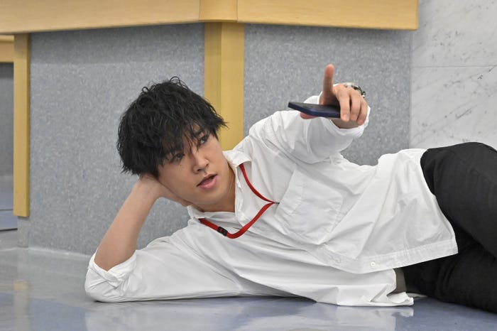 桐谷健太「院内警察」第1話より(C)フジテレビ/共同テレビ