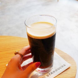 まるで黒ビール!スタバの店舗限定コーヒー「ナイトロコールドブリュー」